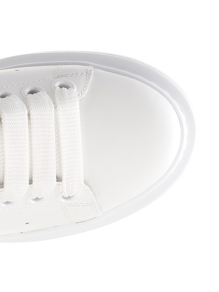 ALEXANDER MCQUEEN Scarpa Sneakers in Pelle Bianca con Tallone Platino 553770  WHFBU | Goldboutique.it